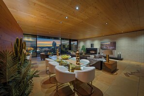 Dining - Cincinnati Vista | Rooftop, Balcony & Fireplace (Cincinnati)