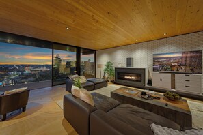 Smart-TV, Kamin, Stereoanlage