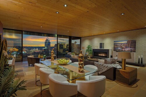 Cincinnati Vista | Rooftop, Balcony & Fireplace