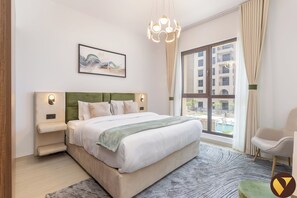 Luksus-lejlighed - balkon - udsigt til pool | Pengeskab på værelset, strygejern/strygebræt