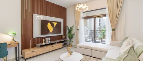 Apartament de luxe, balcó, vistes a la piscina | Sala d'estar | Televisor intel·ligent de 65 polzades amb canals per cable