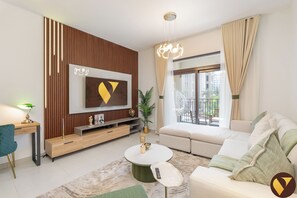 Luksus-lejlighed - balkon - udsigt til pool | Opholdsområde | 65-tommers smart-tv med kabelkanaler