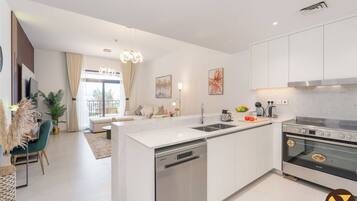 Appartement Luxe, balcon, vue piscine | Restauration dans la chambre