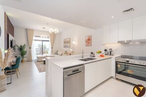 Luksus-lejlighed - balkon - udsigt til pool | Spisning på værelset