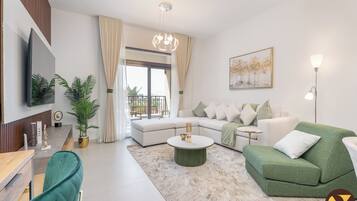 Căn hộ Cao cấp, ban công, quang cảnh hồ bơi | Khu phòng khách | Smart TV 65-inch có truyền hình cáp