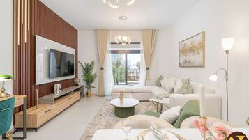 Căn hộ Cao cấp, ban công, quang cảnh hồ bơi | Khu phòng khách | Smart TV 65-inch có truyền hình cáp