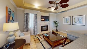 جناح - غرفة نوم واحدة - بمنظر للمسبح | منطقة المعيشة