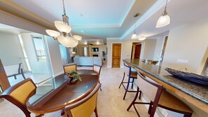 Suíte, 1 quarto, vista para a piscina | Área de estar