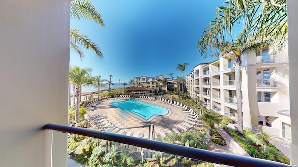 Suíte, 1 quarto, vista para a piscina | Terraço/pátio