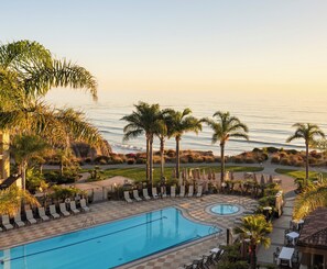 Outdoor pool, open 8:00 AM to 10:00 PM, pool umbrellas, sun loungers - Dolphin Bay Resort & Spa (Pismo Beach)