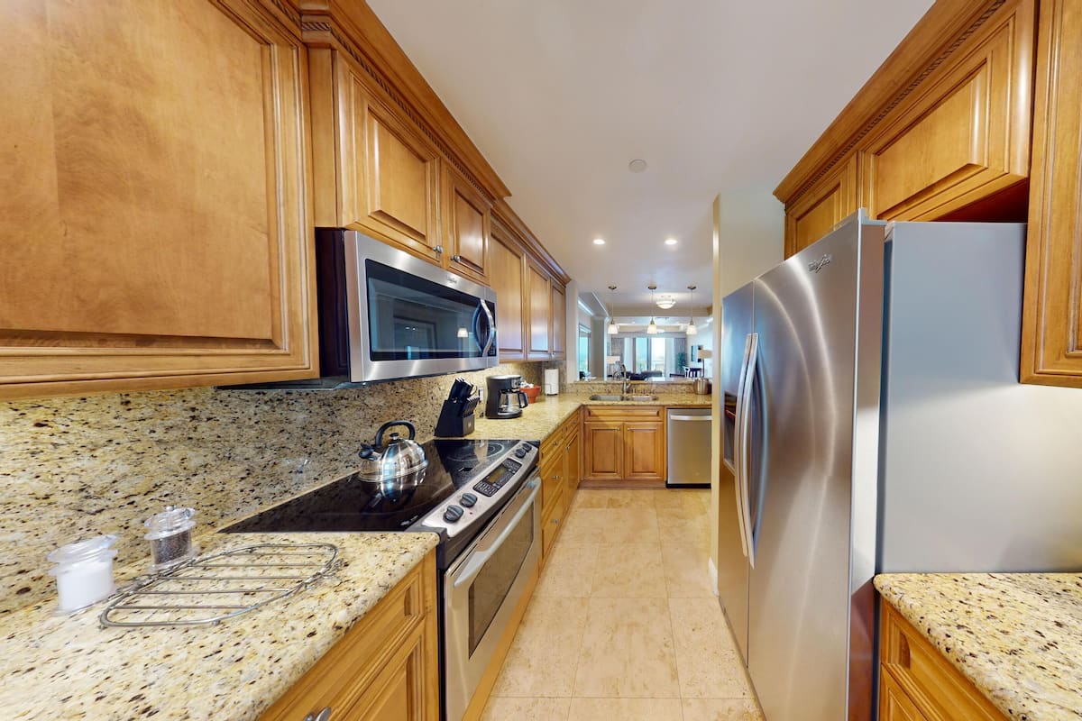 Full-size fridge, microwave, oven, stovetop