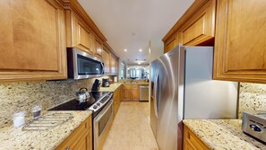 Full-size fridge, microwave, oven, stovetop