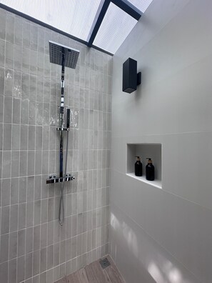 Comfort Studio Suite, Patio, Garden View | Bathroom - Palmera Azul (Bejuco)