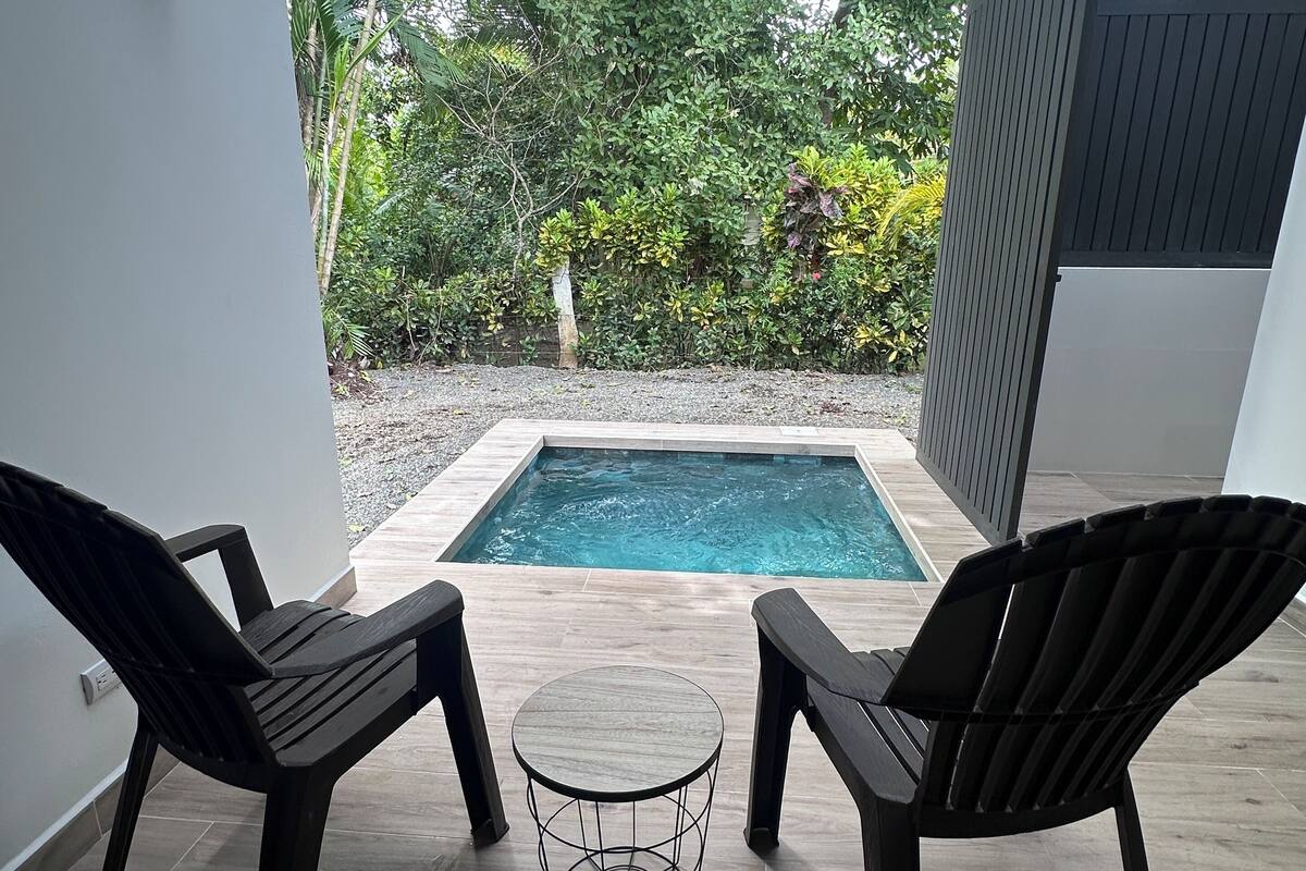 حمام سباحة خاص