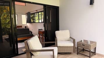 Comfort studio suite, terras, uitzicht op tuin | Woonruimte