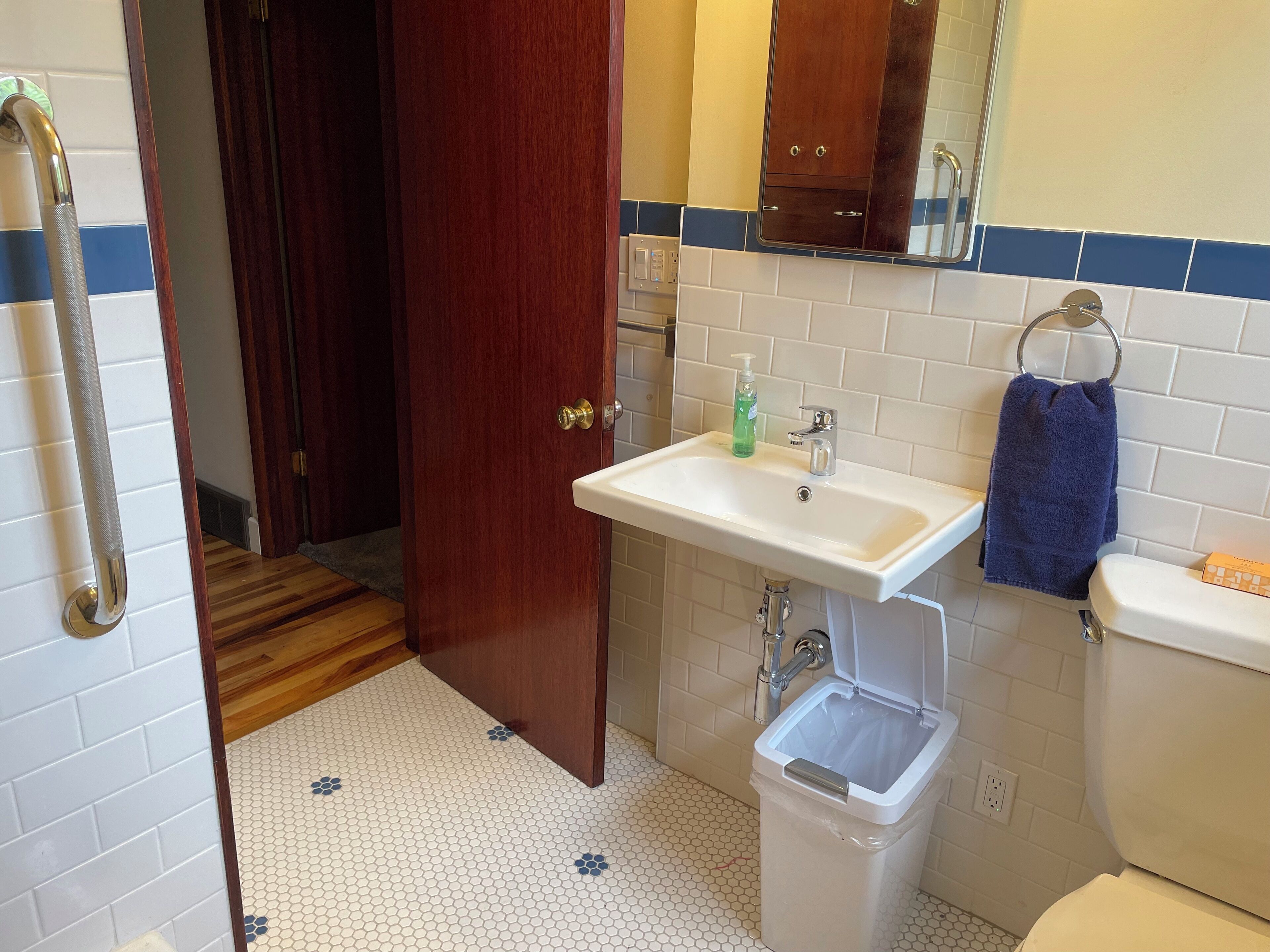 Sèche-cheveux, serviettes fournies, papier toilette