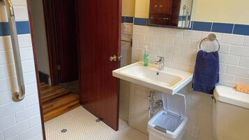 SĂšche-cheveux, serviettes fournies, papier toilette