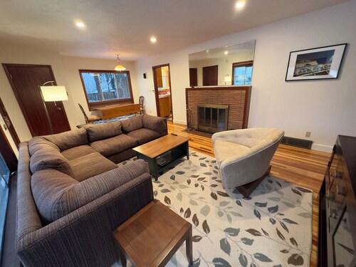 Cozy 2-bedroom cottage near McMenamins Kennedy School in Lovely Neighborhood