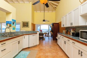 Kjøleskap, mikrobølgeovn, oppvaskmaskin og kjøkkenutstyr