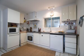 Fridge, microwave, oven, stovetop - Apartment 'Rez De Jardin À 100 M De La Plage' with Private Terrace, Wi-Fi and Air Conditioning (La Seyne-sur-Mer)