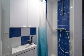 Douche, articles de toilette gratuits, sèche-cheveux