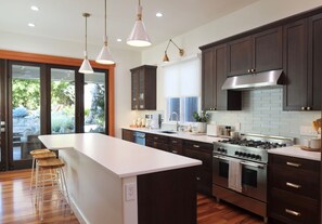 Oven, stovetop, dishwasher - Private, Luxurious Home in Downtown - Walk to everything! 3Beds +2bath + Parking (Sebastopol)