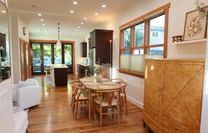 Dining - Private, Luxurious Home in Downtown - Walk to everything! 3Beds +2bath + Parking (Sebastopol)