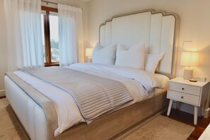 3 bedrooms, free WiFi, bed sheets - Private, Luxurious Home in Downtown - Walk to everything! 3Beds +2bath + Parking (Sebastopol)