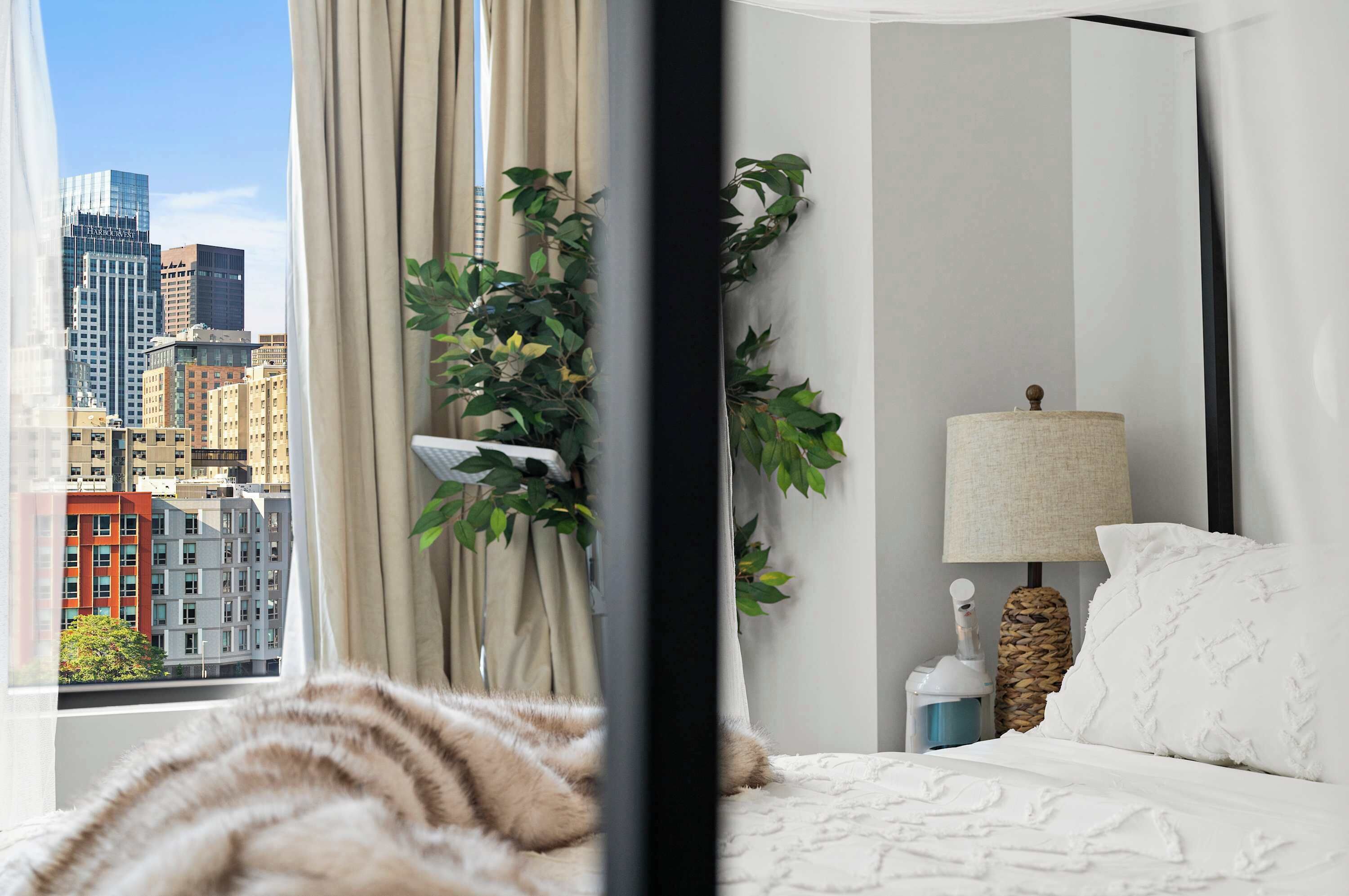 Een strijkplank/strijkijzer, reisbedje, wifi, beddengoed