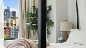 Een strijkplank/strijkijzer, reisbedje, wifi, beddengoed