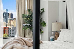 Tabla de planchar con plancha, cuna de viaje, wifi y ropa de cama