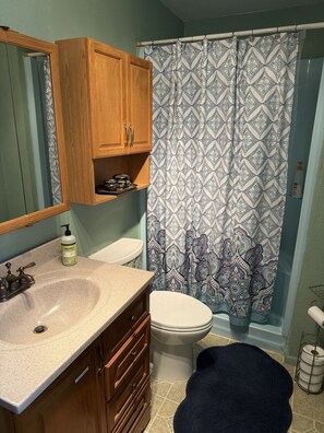 Secadora de cabello, toallas, jabón, papel de baño