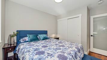 Tabla de planchar con plancha, wifi gratis y ropa de cama