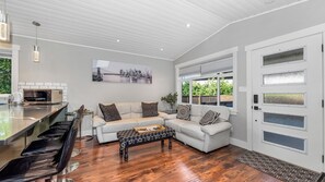 Comfort Cottage, Non Smoking, Kitchen | Living area - Knockan Hill Rentals - Garden Suite (Victoria)