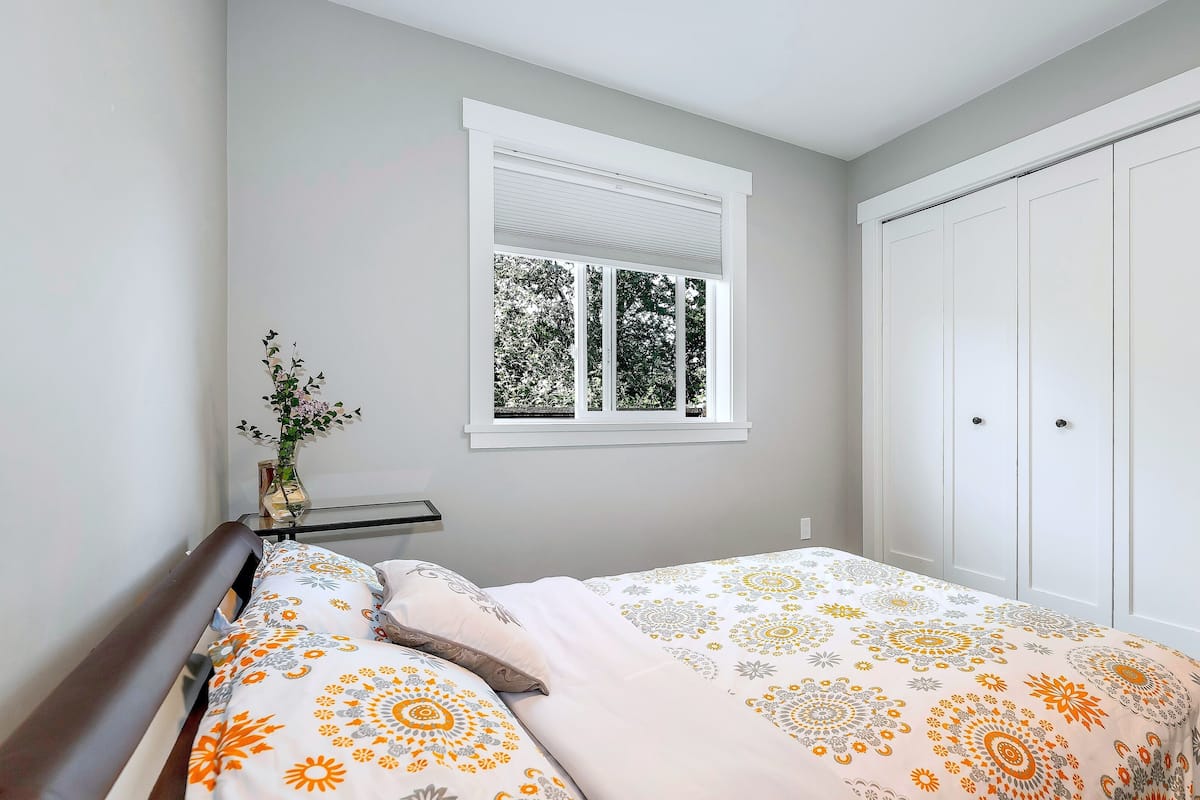 Iron/ironing board, free cribs/infant beds, free rollaway beds