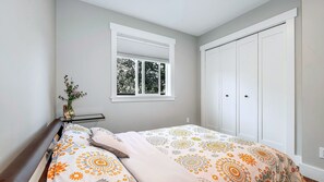 Iron/ironing board, free cribs/infant beds, free rollaway beds - Knockan Hill Rentals - Garden Suite (Victoria)