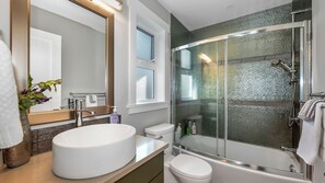 Comfort Cottage, Non Smoking, Kitchen | Bathroom