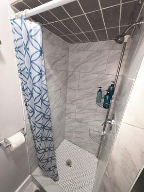 Douche, séchoir à cheveux, serviettes fournies, savon