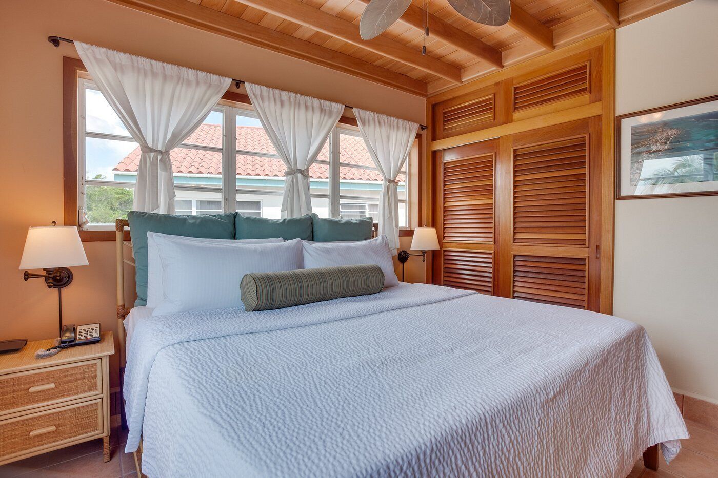 Deluxe Suite, Kitchenette, Pool View | In-room safe, free WiFi