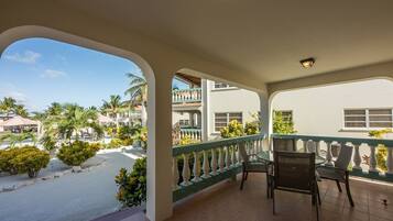 Suite de lujo, vista a la alberca | Terraza o patio