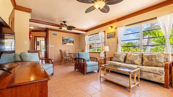 Deluxe Suite, Kitchenette, Pool View | Living area