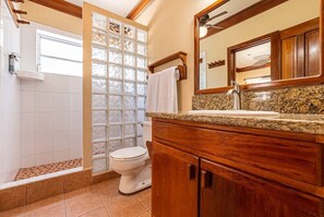 Shower, soap, shampoo, toilet paper - Vita (San Pedro)