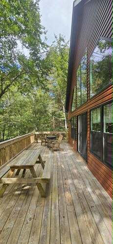 BEAUTY AND PRIVACY LIKE NO OTHER!   WALK TO LAKE.  CLOSE TO EVERYTHING POCONOS!