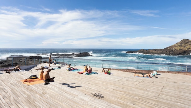 A wooden deck with people sunbathing and relaxing by the ocean. - Atlantic View Studio in Mesa del Mar (Mesa del Mar)