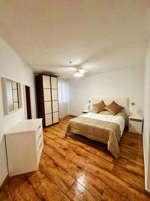 Iron/ironing board, WiFi, bed sheets