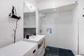 Dusche, Haartrockner, Handtücher