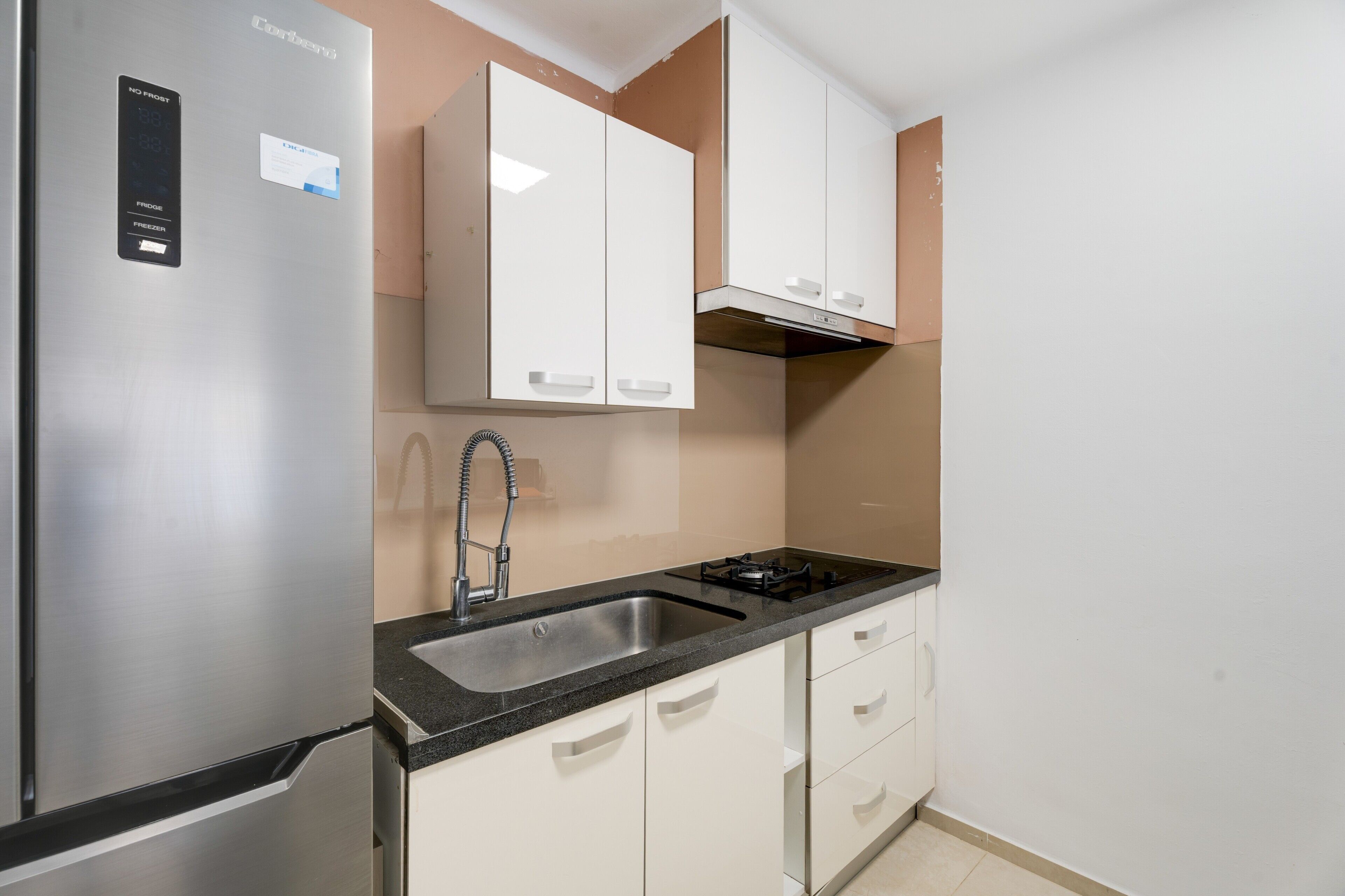 Frigorífico, microondas, placa de cocina y cafetera o tetera