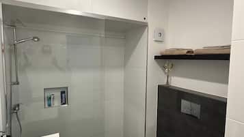 Chuveiro, secador de cabelo, toalhas de banho