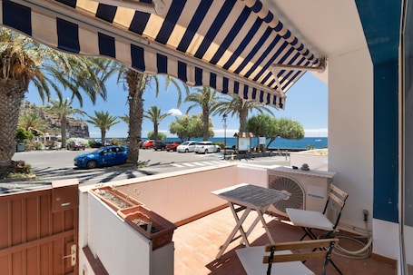 Restauration extérieure. La Casita de Santiago – Charme côtier avec terrasse et vue sur la mer