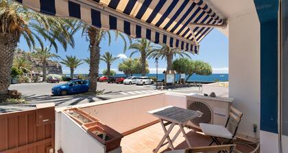 La Casita de Santiago – Coastal Charm with Terrace and Sea Views